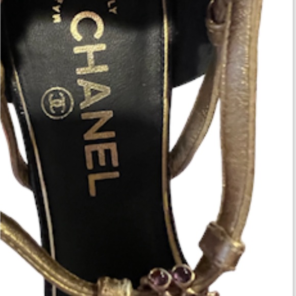 CHANEL
Leather Colorblock Pattern Sandals with Gripoix cabs decorations - Picture 8 of 9